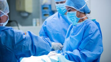 Cirujanos en una operación 