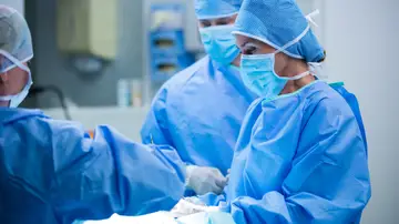 Cirujanos en una operación Cirujanos en una operación
