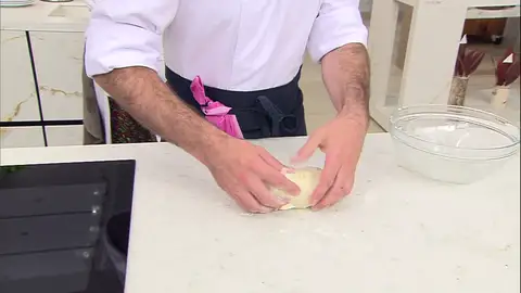 Amasa la mezcla hasta que quede una masa lisa y homogénea Amasa la mezcla hasta que quede una masa lisa y homogénea