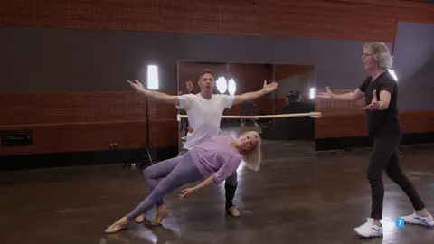 ¿Con qué está sujetando Joaquín a Barbara Rey? ¿Con qué está sujetando Joaquín a Barbara Rey?