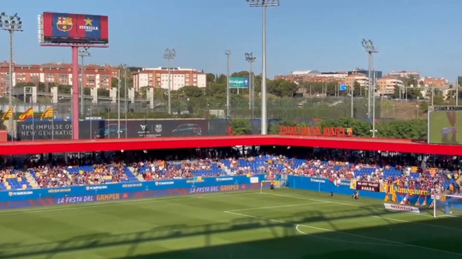 Miles de personas piden la dimisión de Rubiales en el Joan Gamper femenino: 