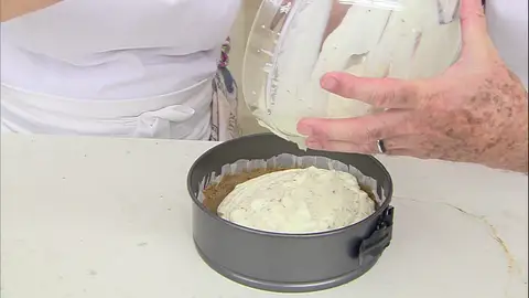 Vertemos la mezcla sobre la base de galleta Vertemos la mezcla sobre la base de galleta