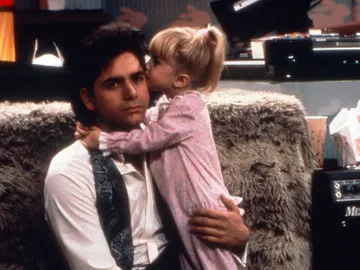 Jonh Stamos y Ashley Olsen en 'Padres Forzosos' Jonh Stamos y Ashley Olsen en 'Padres Forzosos'