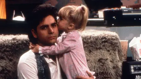 Jonh Stamos y Ashley Olsen en 'Padres Forzosos' Jonh Stamos y Ashley Olsen en 'Padres Forzosos'