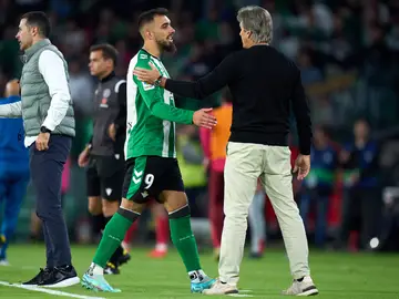 Pellegrini y Borja Iglesias se saludan en un partido de la pasada temporada Pellegrini y Borja Iglesias se saludan en un partido de la pasada temporada