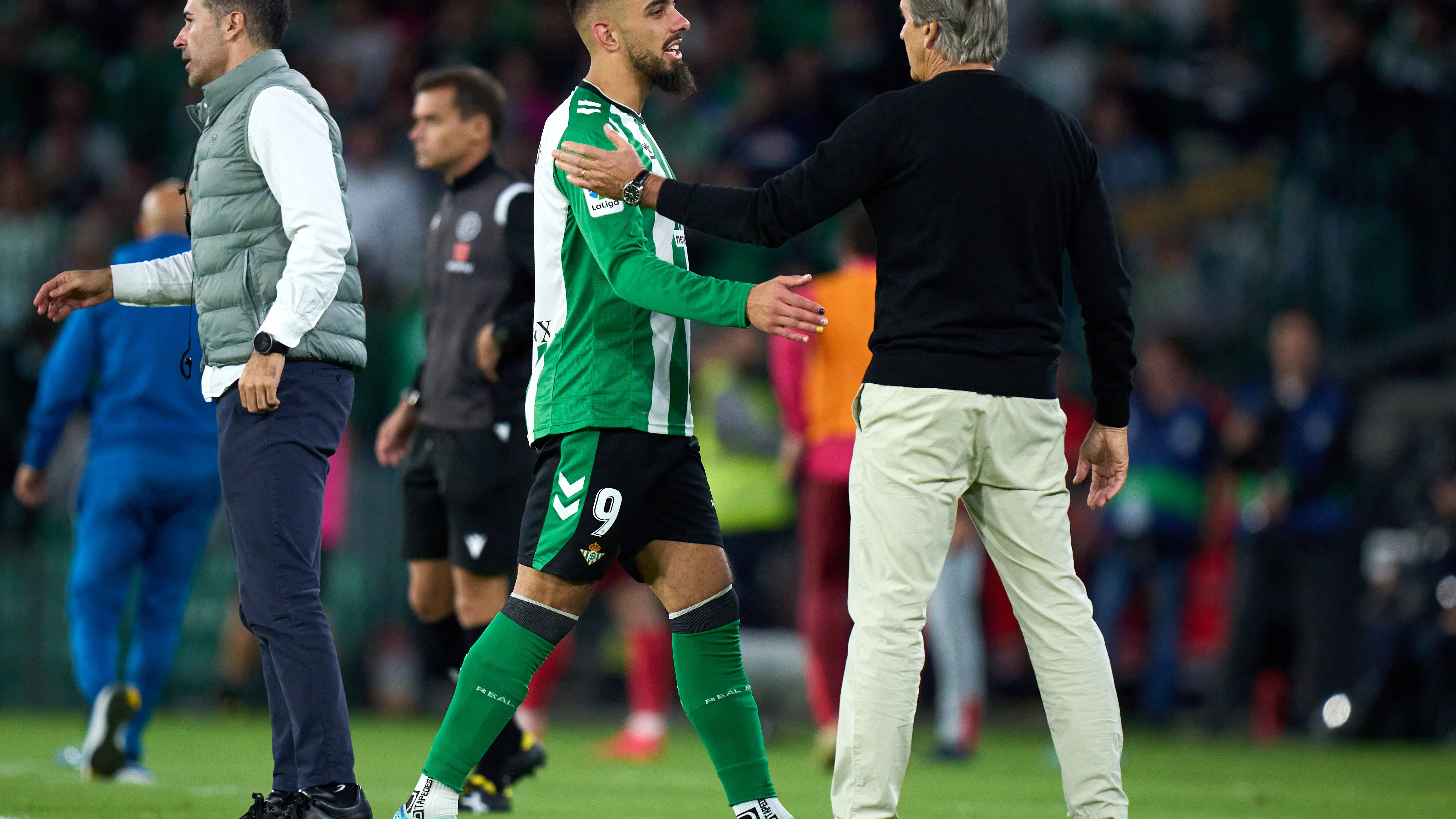 Pellegrini y Borja Iglesias se saludan en un partido de la pasada temporada