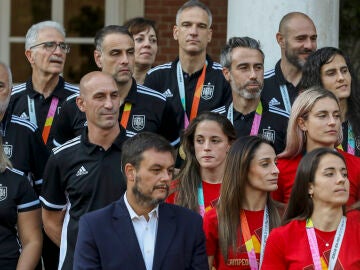 Luis Rubiales junto a parte del equipo técnico, Jorge Vilda y otras futbolistas de la Selección