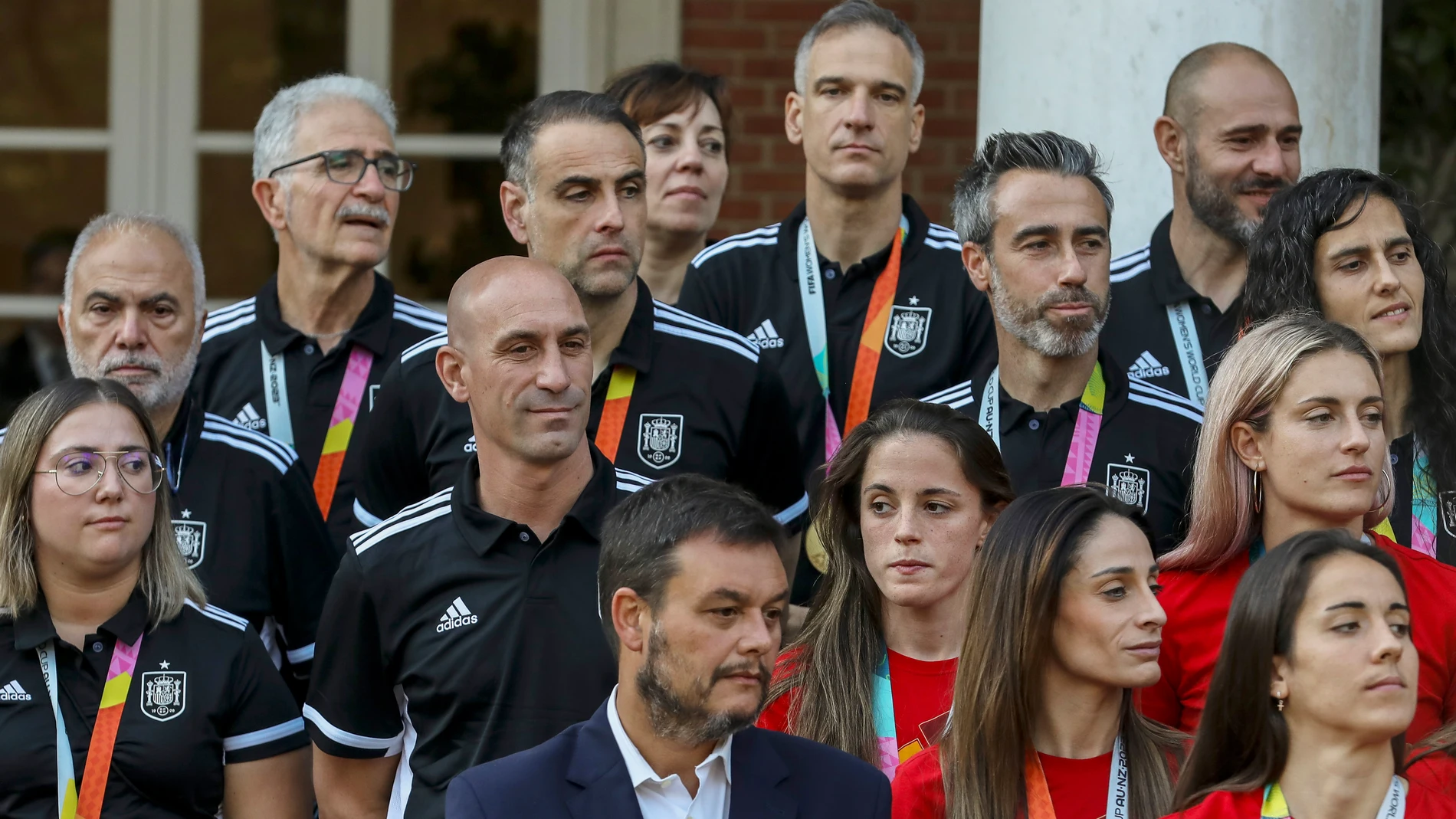 Luis Rubiales junto a parte del equipo técnico, Jorge Vilda y otras futbolistas de la Selección