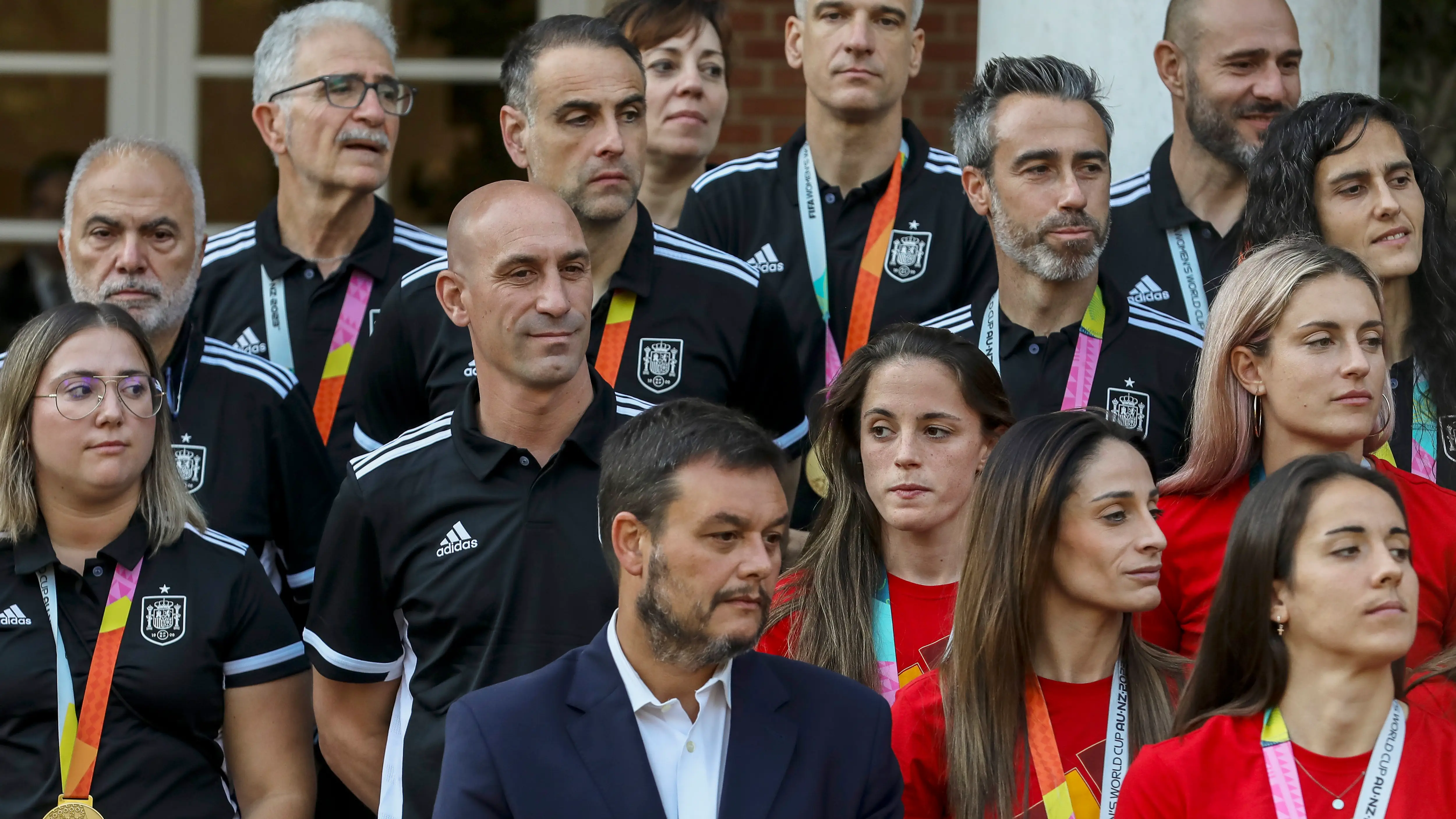 Luis Rubiales junto a parte del equipo t&eacute;cnico, Jorge Vilda y otras futbolistas de la Selecci&oacute;n