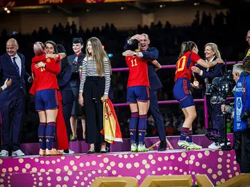 Momento del abrazo entre Luis Rubiales y Jennifer Hermoso Momento del abrazo entre Luis Rubiales y Jennifer Hermoso