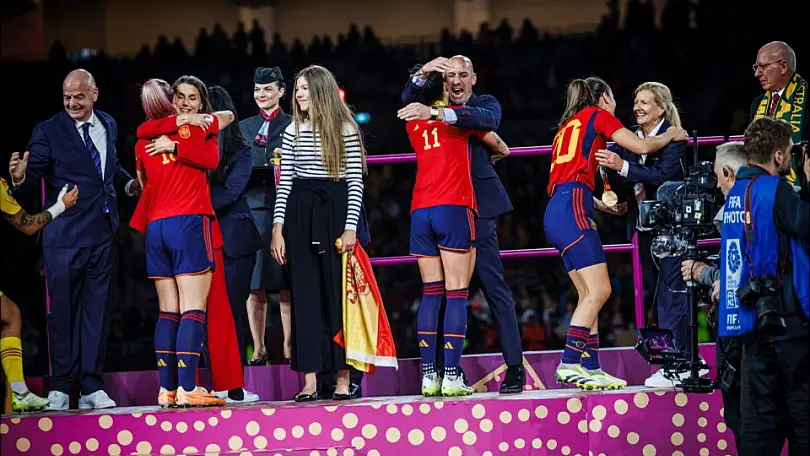 Momento del abrazo entre Luis Rubiales y Jennifer Hermoso Momento del abrazo entre Luis Rubiales y Jennifer Hermoso