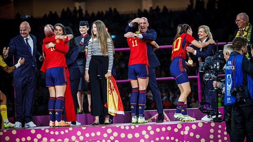 Momento del abrazo entre Luis Rubiales y Jennifer Hermoso Momento del abrazo entre Luis Rubiales y Jennifer Hermoso