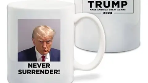 A la venta la imagen de Trump "fichado" en camisetas, tazas y todo tipo de productos de Merchandising