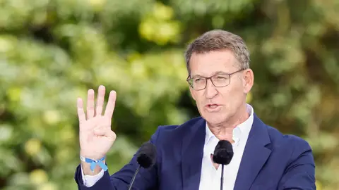 El presidente del Partido Popular, Alberto Núñez Feijóo, señala que le faltarían "cuatro" votos para la investidura, en la inauguración del curso político ante el Castillo de Soutomaior, esta mañana en la localidad ponteveresa. El presidente del Partido Popular, Alberto Núñez Feijóo, señala que le faltarían "cuatro" votos para la investidura, en la inauguración del curso político ante el Castillo de Soutomaior, esta mañana en la localidad ponteveresa.