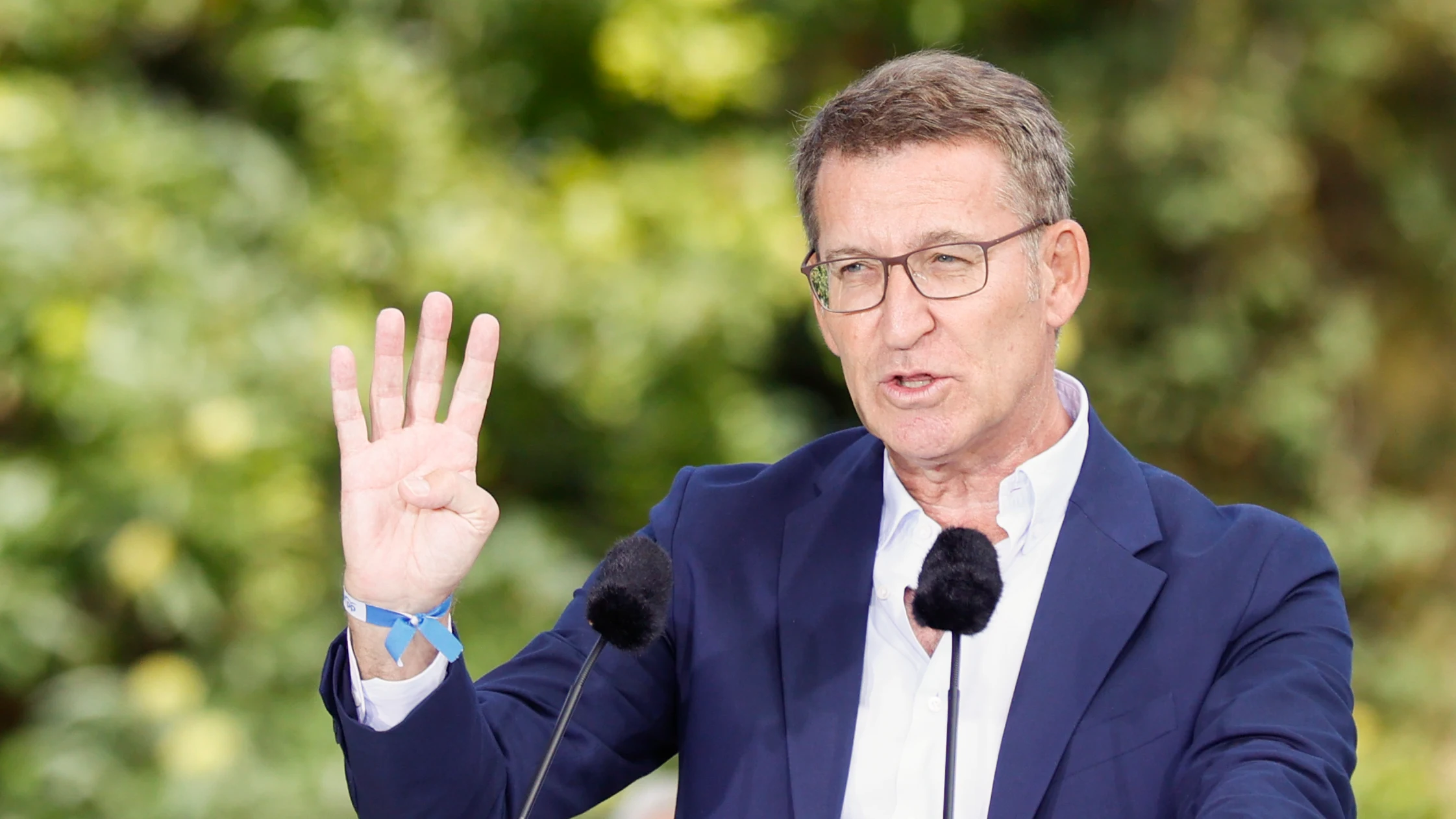 El presidente del Partido Popular, Alberto Núñez Feijóo, señala que le faltarían "cuatro" votos para la investidura, en la inauguración del curso político ante el Castillo de Soutomaior, esta mañana en la localidad ponteveresa. El presidente del Partido Popular, Alberto Núñez Feijóo, señala que le faltarían "cuatro" votos para la investidura, en la inauguración del curso político ante el Castillo de Soutomaior, esta mañana en la localidad ponteveresa.