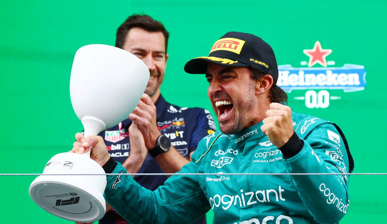 Fernando Alonso celebra con efusividad el segundo puesto en el GP de Países Bajos