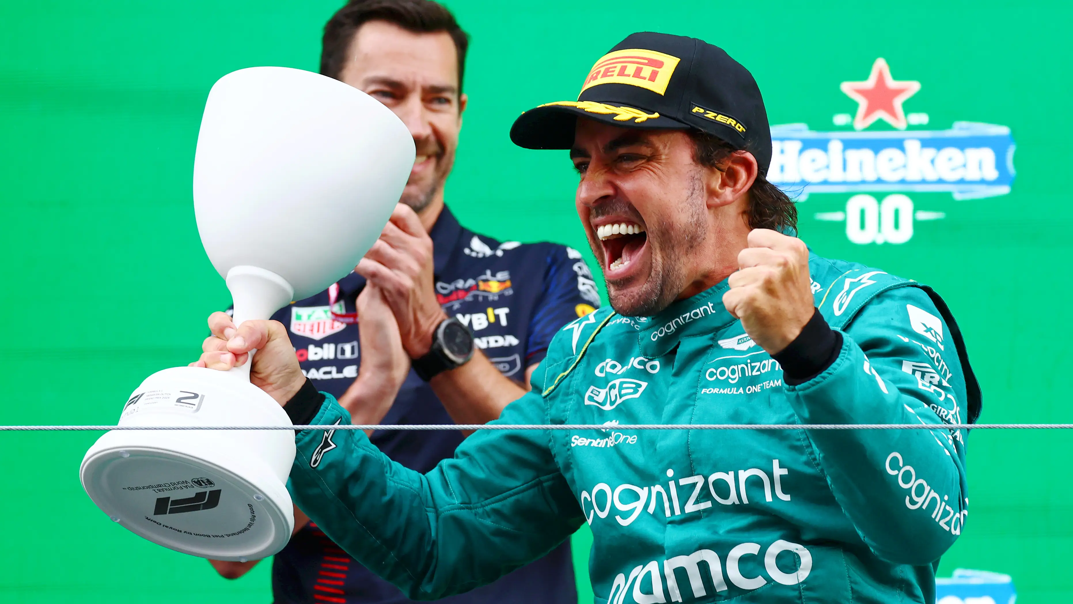 Fernando Alonso celebra con efusividad el segundo puesto en el GP de Pa&iacute;ses Bajos