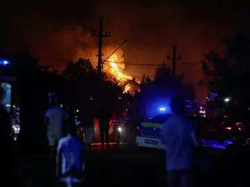 Varias explosiones en una gasolinera de gas licuado siembran el terror a las afueras de la capital rumana Varias explosiones en una gasolinera de gas licuado siembran el terror a las afueras de la capital rumana