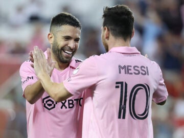 Jordi Alba y Leo Messi celebran juntos un gol