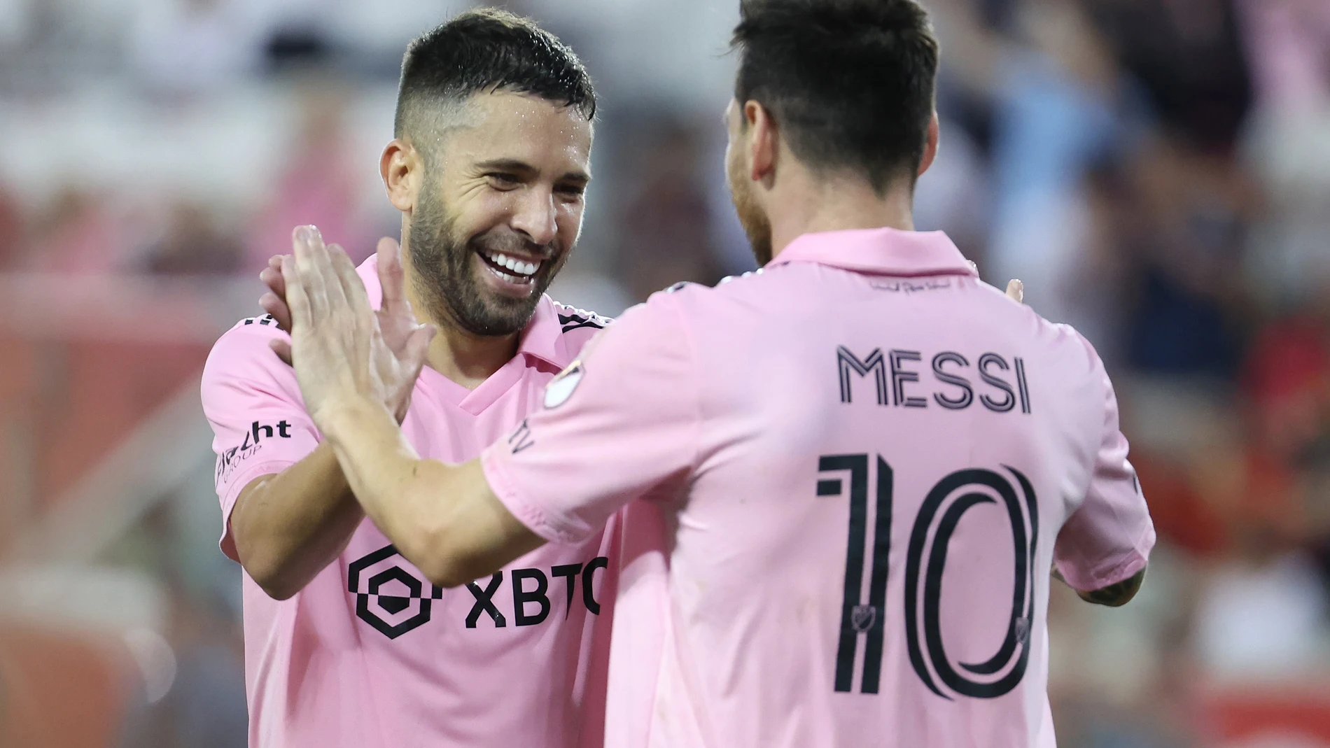 Jordi Alba y Leo Messi celebran juntos un gol