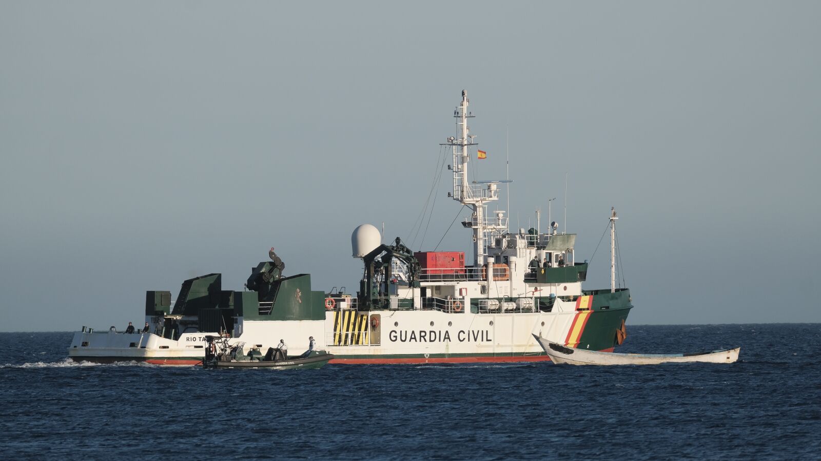 Senegal podría acoger a la patrullera con 170 migrantes rescatados por la Guardia Civil