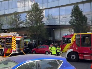 Desalojan un centro comercial de Madrid por el incendio de un vehículo en el parking 