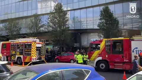 Desalojan un centro comercial de Madrid por el incendio de un vehículo en el parking Desalojan un centro comercial de Madrid por el incendio de un vehículo en el parking