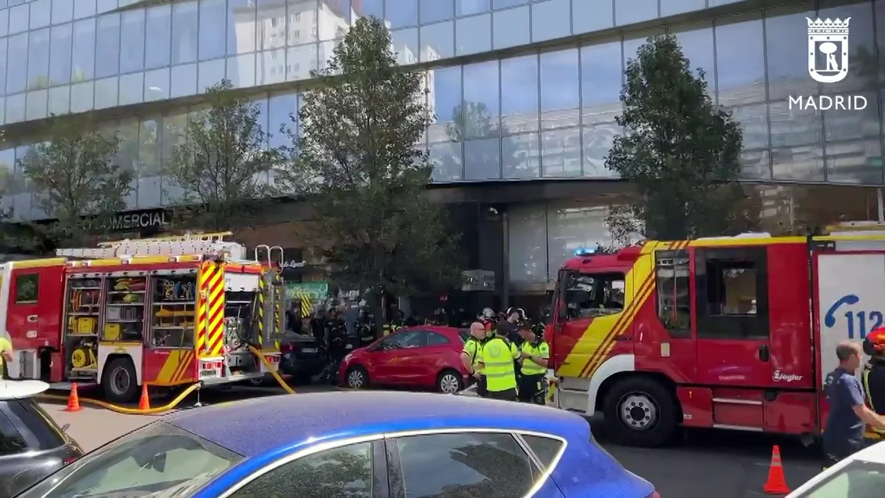 Desalojan un centro comercial de Madrid por el incendio de un veh&iacute;culo en el parking 