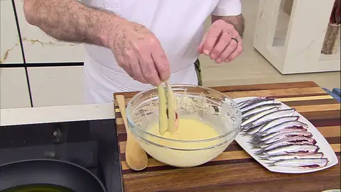 Cogiendo las anchoas por la cola, introdúcelas en la pasta orly Cogiendo las anchoas por la cola, introdúcelas en la pasta orly