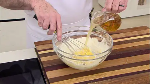 Para hacer la pasta orly, bate todo bien Para hacer la pasta orly, bate todo bien