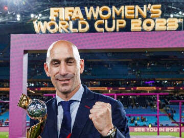 Rubiales con la Copa del Mundo femenina