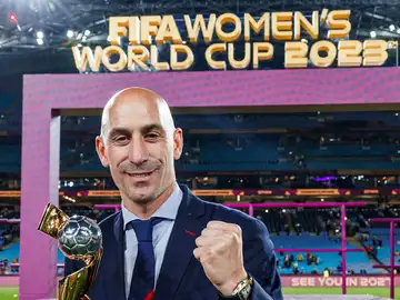 Rubiales con la Copa del Mundo femenina Rubiales con la Copa del Mundo femenina