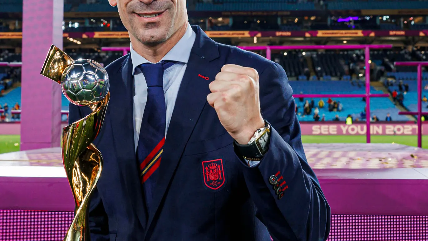 Rubiales con la Copa del Mundo femenina Rubiales con la Copa del Mundo femenina