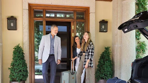 La infanta Sofía se despide de sus padres