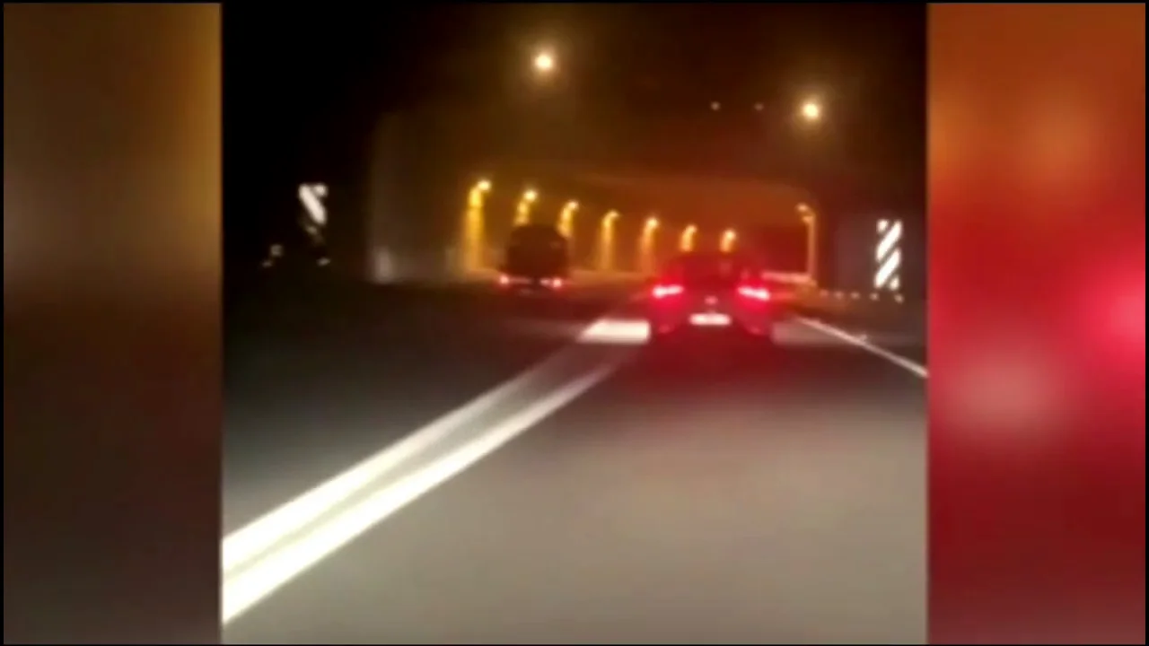 El vídeo de la conducción temeraria de un camión grúa con un coche encima El vídeo de la conducción temeraria de un camión grúa con un coche encima
