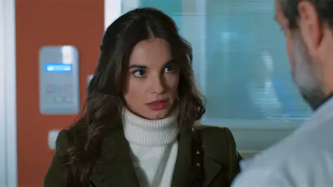 Esta noche en ‘Violeta como el mar’: Violeta le pide a su médico que le recete pastillas para frenar su sinestesia Esta noche en ‘Violeta como el mar’: Violeta le pide a su médico que le recete pastillas para frenar su sinestesia