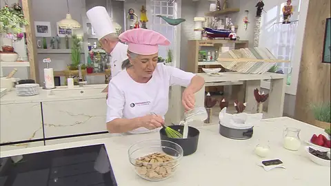 Añade la leche y la nata y mezcla bien Añade la leche y la nata y mezcla bien