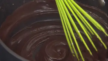 Remueve la mezcla hasta que el chocolate se funda