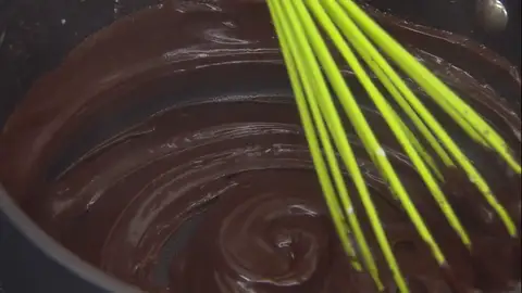 Remueve la mezcla hasta que el chocolate se funda Remueve la mezcla hasta que el chocolate se funda