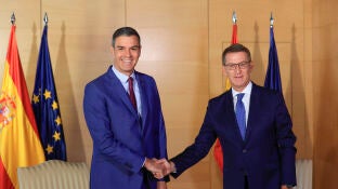 Saludo entre S&aacute;nchez y Feij&oacute;o antes de reunirse en el Congreso