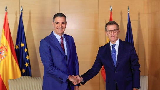 Saludo entre S&aacute;nchez y Feij&oacute;o antes de reunirse en el Congreso