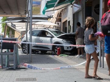 El vehículo estrellado en un bar de Formentera