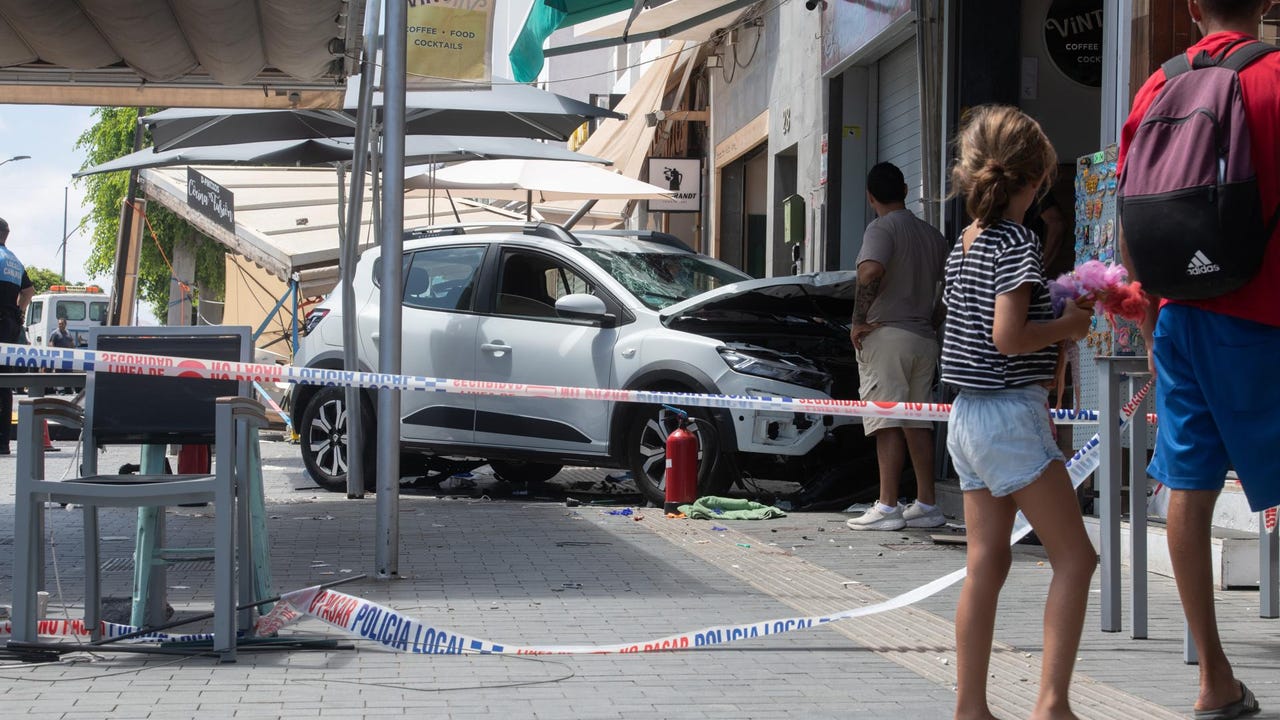 Eight Injured as Car Crashes into Bar Terrace in Fuerteventura