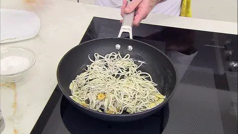 Saltea las gulas con los ajos Saltea las gulas con los ajos