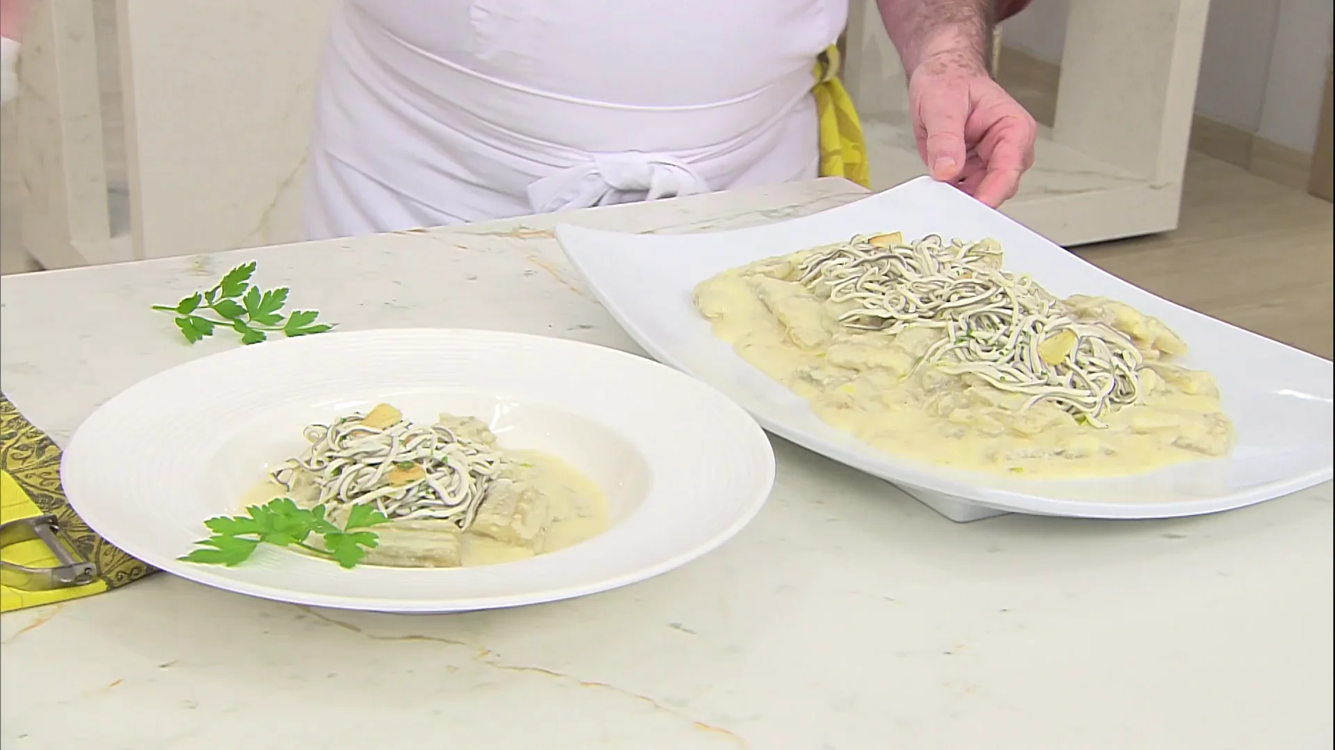 Cardo en salsa de almendra con gulas, receta rápida para ocasiones especiales Cardo en salsa de almendra con gulas, receta rápida para ocasiones especiales