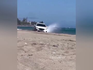 El vídeo del coche circulando por la orilla 