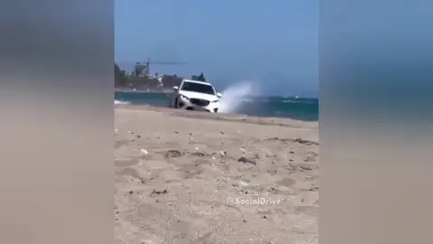 El vídeo del coche circulando por la orilla 