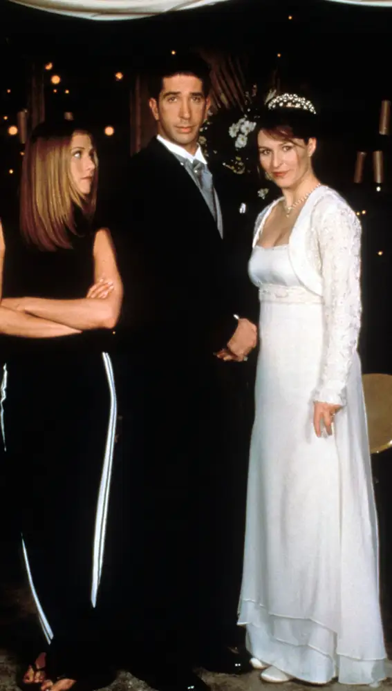 Jennifer Aniston, David Schwimmer y Helen Baxendale como Rachel, Ross y Emily en 'Friends'