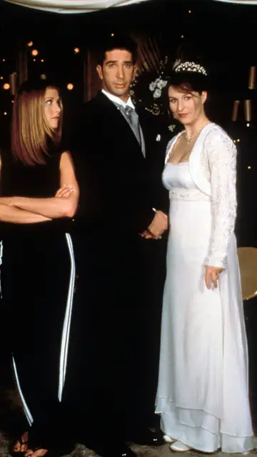 Jennifer Aniston, David Schwimmer y Helen Baxendale como Rachel, Ross y Emily en 'Friends' Jennifer Aniston, David Schwimmer y Helen Baxendale como Rachel, Ross y Emily en 'Friends'