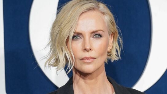 Charlize Theron en el desfile de Christian Dior oto&ntilde;o-invierno 2023-2024 show en la Par&iacute;s Fashion Week
